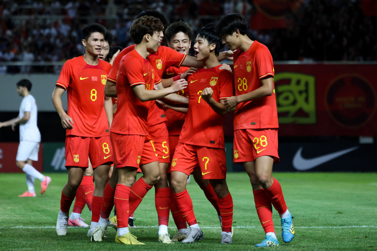 足球巅峰对决：中国国家队风采依旧