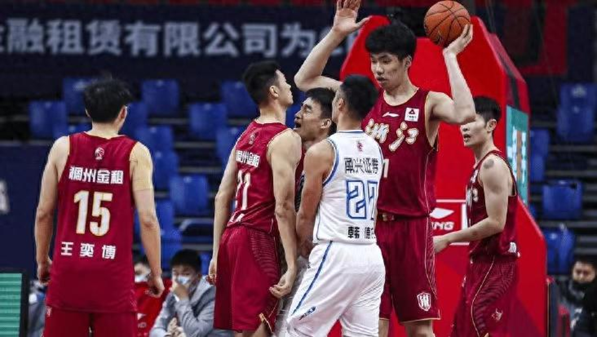 球队在最新比赛中大比分战胜对手