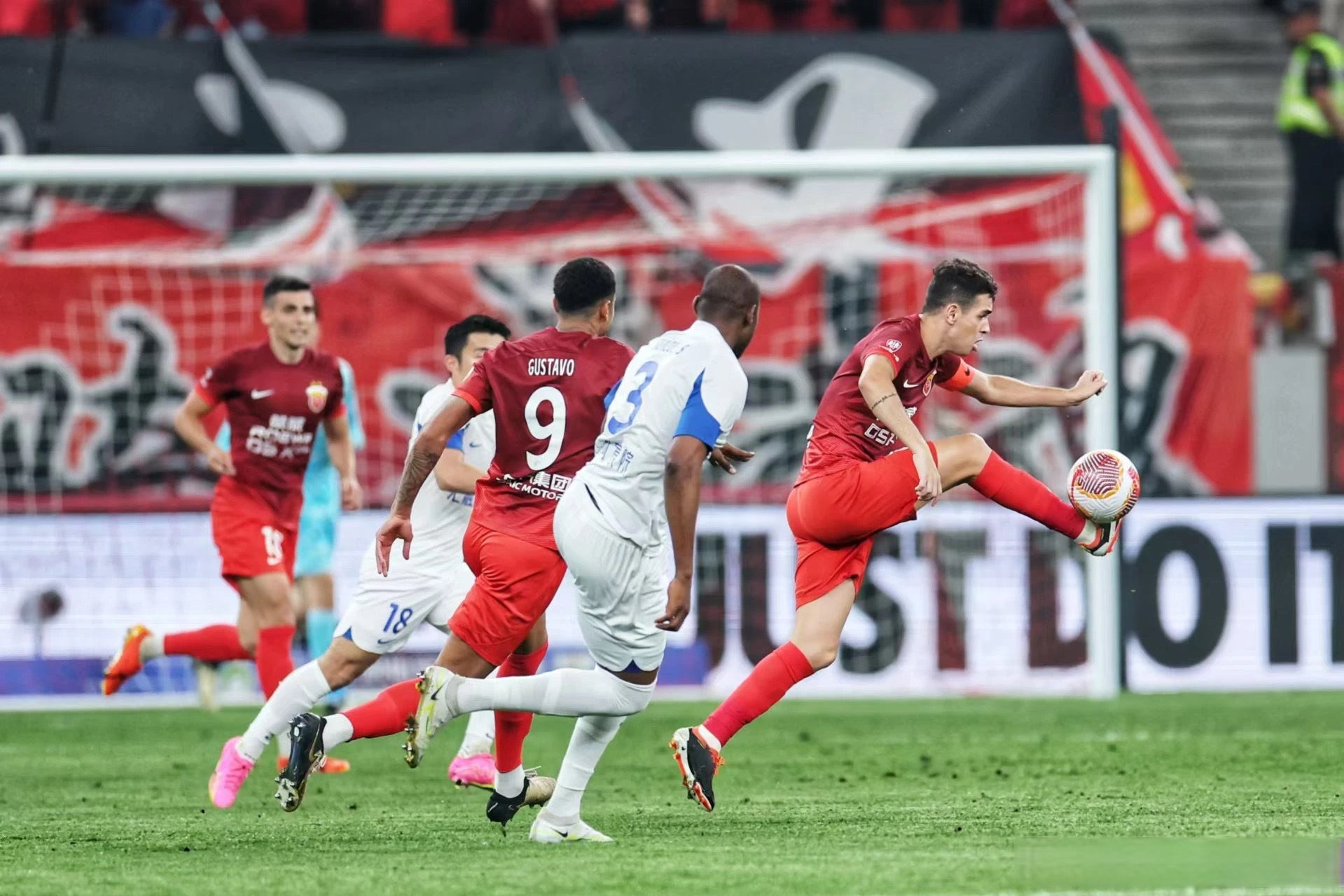 球队在最新比赛中大比分战胜对手