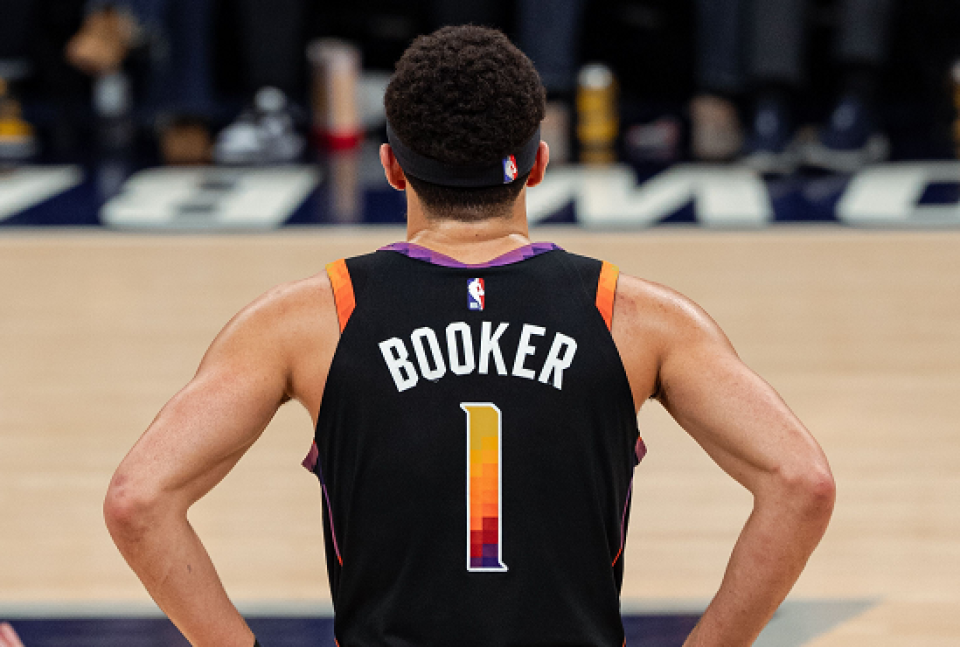 上海队轻取马刺，布克刷新纪录