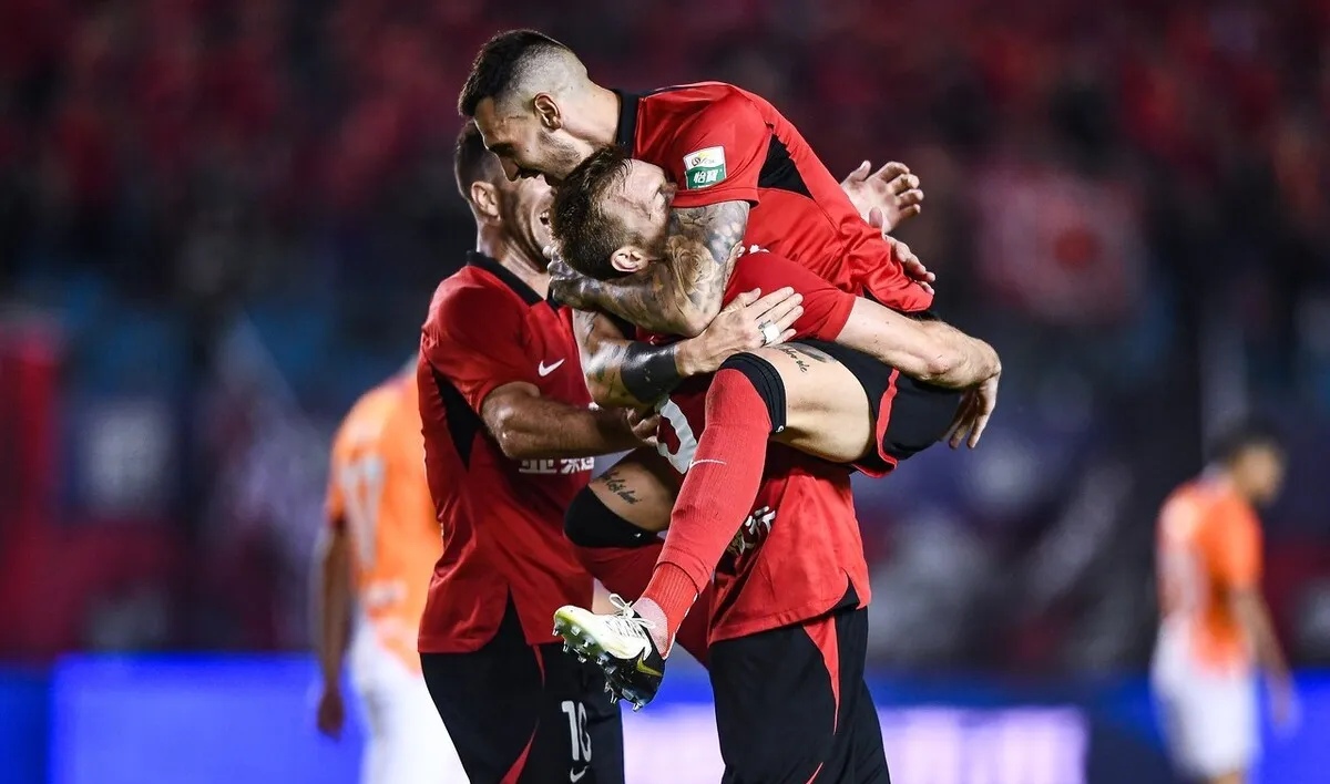 里昂中场梅开二度，帮助球队取得连胜