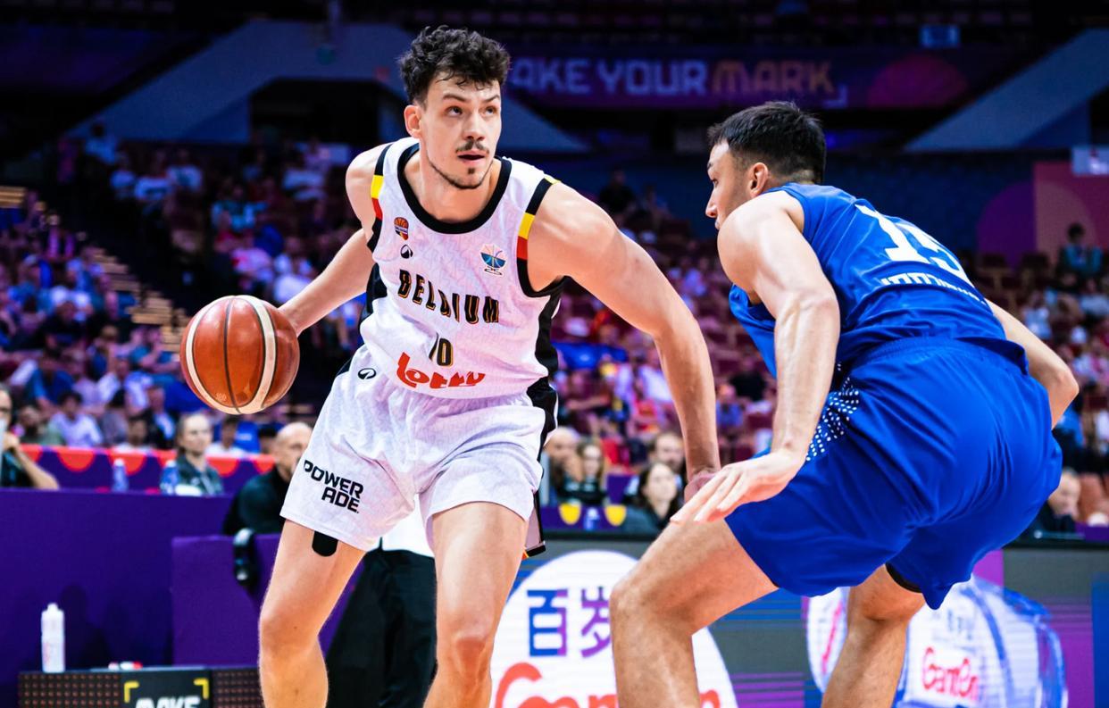 赛场上的紧张气氛，比赛中双方的紧张对决