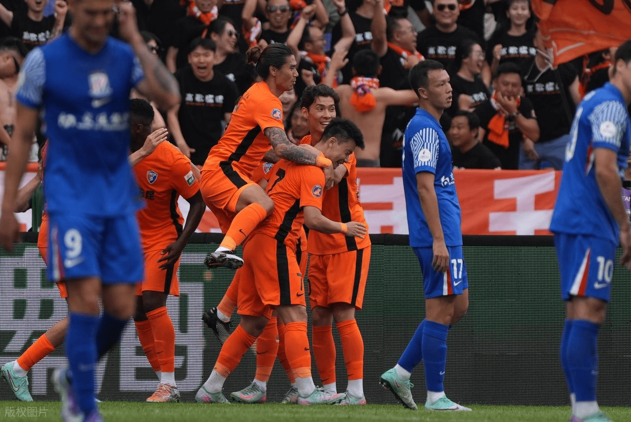 赛场上的紧张气氛，比赛中双方的紧张对决