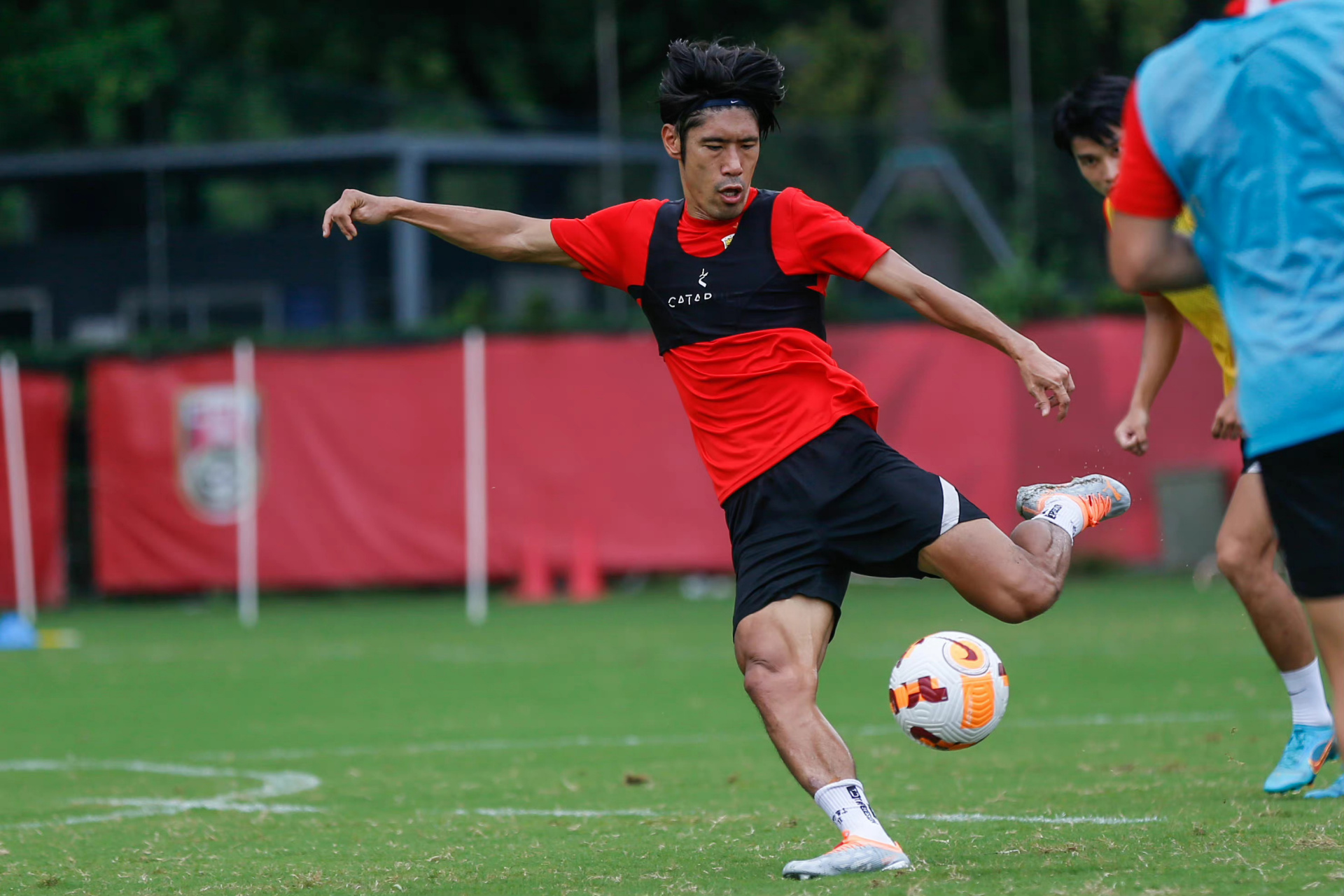 上海上港球员趣味训练日常曝光,备战下一个对手 上海上港球员趣味训练日常曝光,备战下一个对手